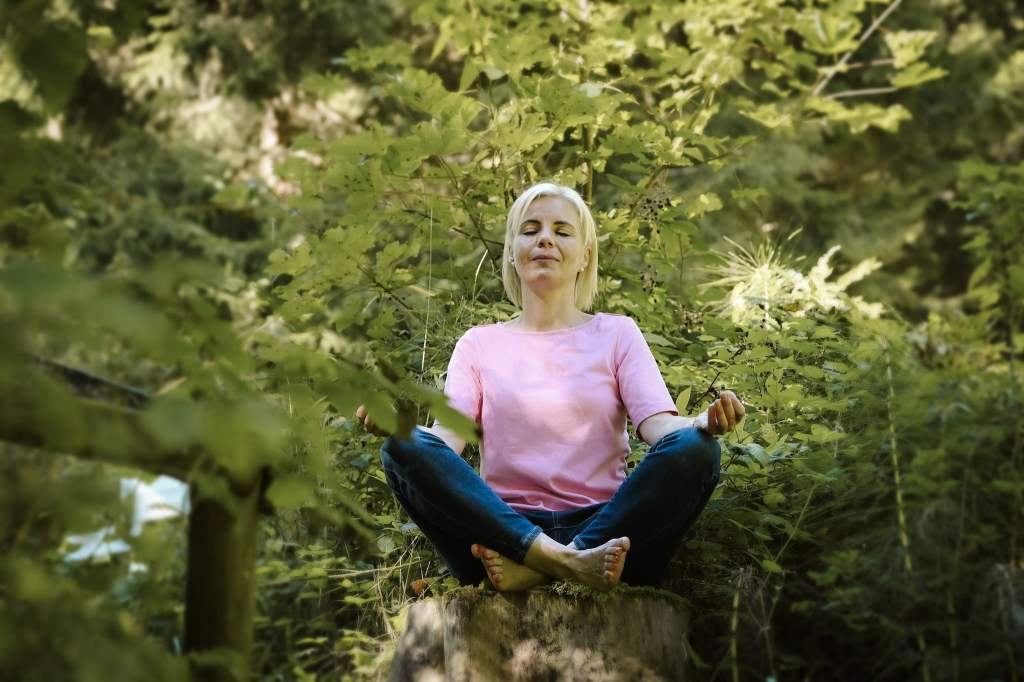 daSeinneu - ich im Wald bei einer Meditation, meld dich gerne bei mir für Yoga, Klangschalenmassage, Kinesiologie, Soundhealing oder Jahreskreisfeste.