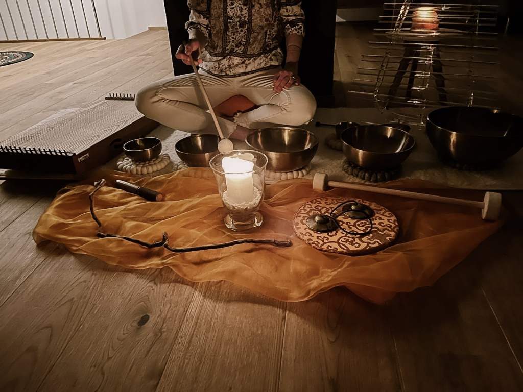 daSein neu während eines Soundhealings mit Klangschalen und anderen besonderen Instrumenten.