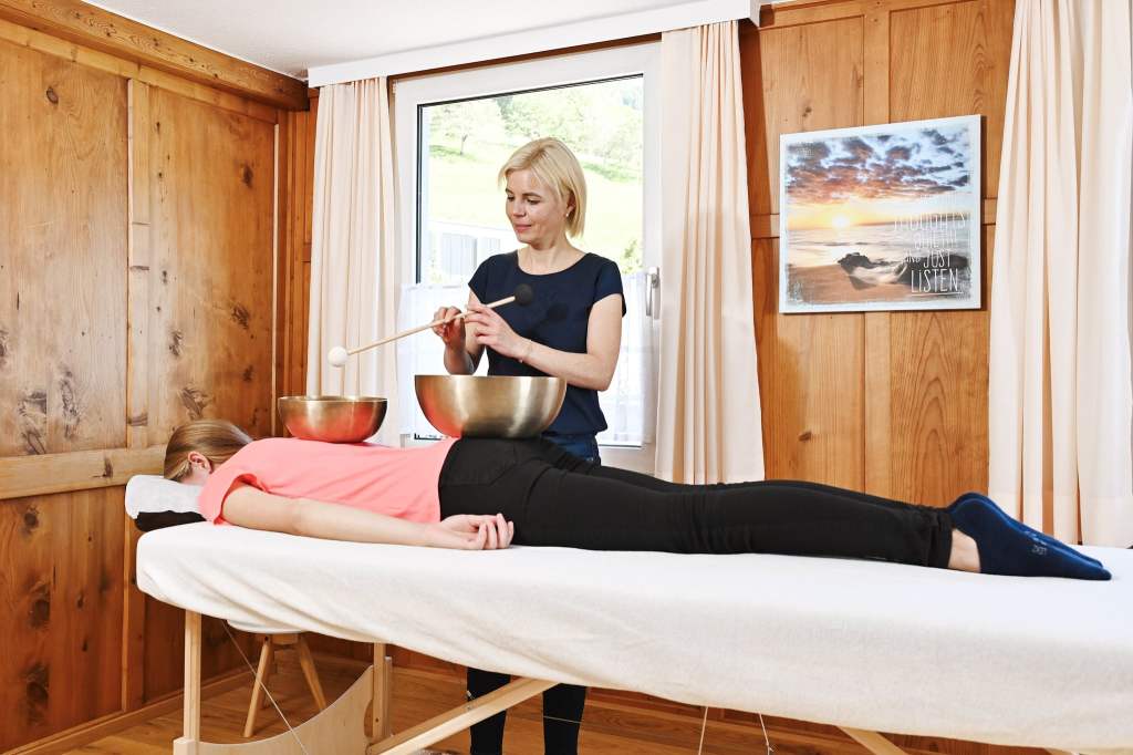 Klangschalenmassage-daseinneu-klangschale-yoga-meditation-soundhealing-kinesiologie